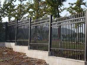 工厂围墙护栏选取哪种材质比较好